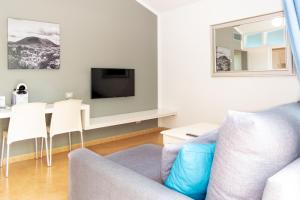 a living room with a couch and a table at Hyde Park Lane in Puerto del Carmen