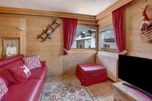 A seating area at Baita dei ski app 2
