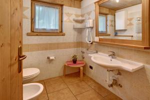 A bathroom at Baita dei ski app 2 Még 18 kép