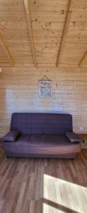 a purple couch in a room with a wooden ceiling at Las casitas de Pao in El Pinar del Hierro