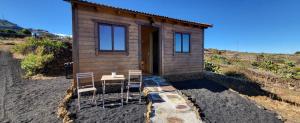 a tiny house with a table and chairs in front of it at Las casitas de Pao in El Pinar del Hierro