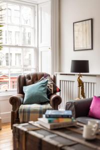 Posezení v ubytování Luxury 3 Bedroom Apt On Edinburgh's Royal Mile