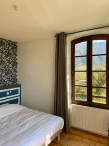 Myans的住宿－Gîte de Myans，一间卧室设有一张床和一个大窗户