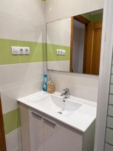 Koupelna v ubytování Habitación con baño privado- En casa familiar Beatriz
