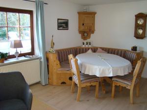 een woonkamer met een tafel en stoelen en een bank bij Schönes Doppelzimmer mit separater Küche im nördlichen Nationalpark Schwarzwald in Forbach