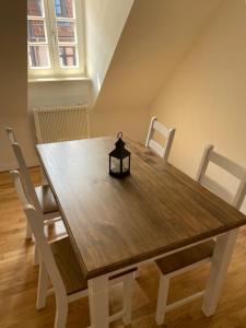 una mesa de madera y sillas en una habitación en Harzer Kuschelnest en Halberstadt