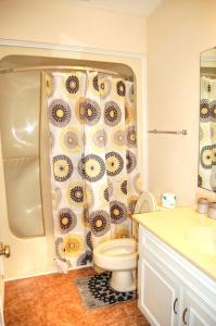 een badkamer met een toilet en een douchegordijn bij Harbourside 201 in Myrtle Beach
