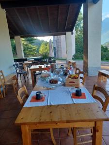 Ein Restaurant oder anderes Speiselokal in der Unterkunft Open Cascina 