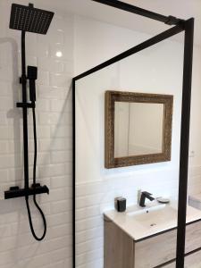 uma casa de banho com um lavatório e um espelho em Les Planes de Viladrau em Viladrau