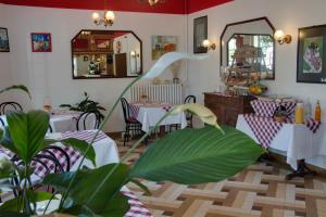 Posezení v ubytování Le Chalet de la Foret Hôtel 3 étoiles et Restaurant