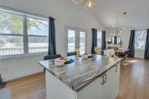 Una cocina con una gran isla con comida encima. en Chalet Le Convivial Tremblant, en Lac-Supérieur 38 fotos más