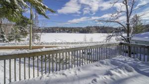 una cerca cubierta de nieve junto a un campo cubierto de nieve en Chalet Le Convivial Tremblant, en Lac-Supérieur