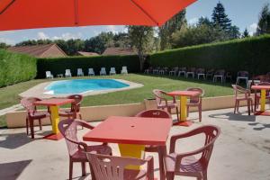Bazén v ubytování Le Chalet de la Foret Hôtel 3 étoiles et Restaurant nebo v jeho okolí