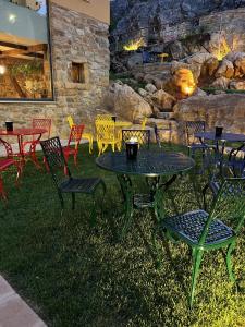 un patio con tavoli, sedie e camino di El hotel de Verdiago a Verdiago