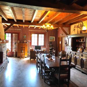 Villa Aimé في Caunes-Minervois: غرفة طعام مع طاولة وكراسي ومدفأة