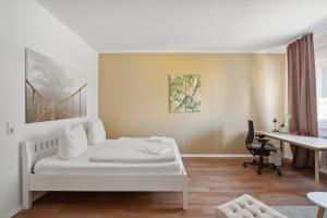 um quarto branco com uma cama e uma secretária em Cozy flat near Ku'damm with free parking em Berlim