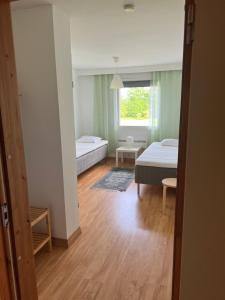 a room with two beds and a window at Bed & Padel in Aavasaksa