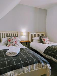 Giường trong phòng chung tại Applecross B&B & Cabins On NC500, 90 mins from Skye