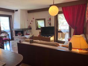 a living room with a couch and a table with a television at Villa Tisot in Siror