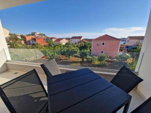 uma vista para uma varanda com uma mesa e cadeiras em Providenca Residence em Sibenik