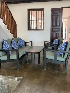 sala de estar con 2 sillas y mesa en Curry Bowl Restaurant & Turtles Rest, en Hikkaduwa