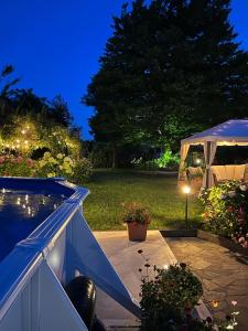 une arrière-cour avec une piscine et une tente dans l'établissement Casa Serenella, à Piazzola sul Brenta