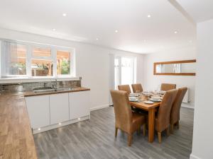 uma cozinha e sala de jantar com mesa e cadeiras em Seacider em Burnham on Sea