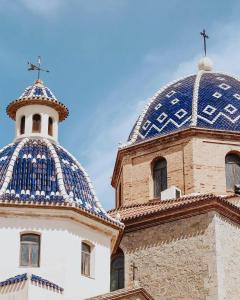 duas cúpulas de um edifício com um telhado azul em CASA MALENI em Altea