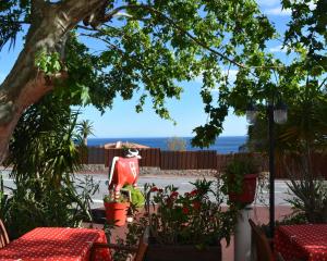 vistas al océano desde el patio de un restaurante en Hotel Le Patio en Théoule-sur-Mer