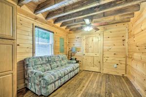 Ruang duduk di Peaceful Decatur Cabin with Grill and Fire Pit!