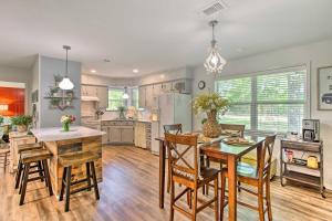 Nhà bếp/bếp nhỏ tại Grans Getaway - Peaceful Texas Retreat