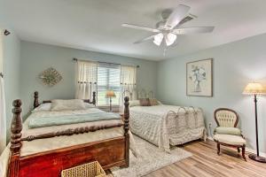 1 dormitorio con 2 camas y ventilador de techo en Grans Getaway - Peaceful Texas Retreat 