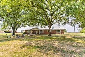 une maison avec des arbres et des bancs dans une cour dans l'établissement Grans Getaway - Peaceful Texas Retreat, 