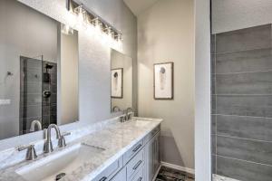 フラッグスタッフにあるModern Flagstaff Retreat about 4 Mi to Downtown!の洗面台2つとシャワー付きのバスルーム +20枚の写真