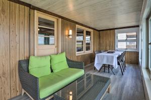 ein Wohnzimmer mit einem Tisch und einem Sofa sowie einem Tisch und Stühlen in der Unterkunft Charming Oceanfront Home on Salisbury Beach in Salisbury