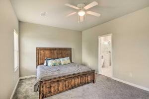 1 dormitorio con 1 cama y ventilador de techo en Welcoming Texas City Home about 6 Mi to Beach!, en Texas City