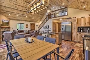 Η κουζίνα ή μικρή κουζίνα στο Rocky Mountain Alma Cabin with Deck and Hot Tub!
