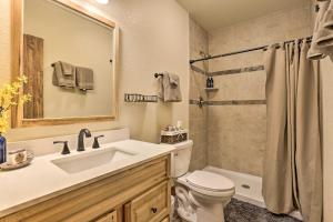 Ένα μπάνιο στο Rocky Mountain Alma Cabin with Deck and Hot Tub! +26 φωτογραφίες