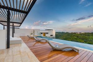 Bazén v ubytování Infinity Suites nebo v jeho okolí
