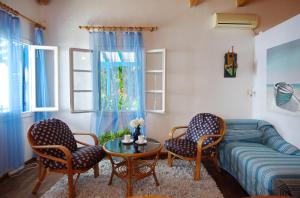 Mourterón的住宿－Seahorse cottage，客厅配有沙发、椅子和桌子