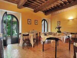A restaurant or other place to eat at Villa Collepere Country House