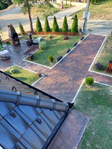 Um jardim no exterior de Apartmani Borova Iglica Divčibare