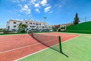 Tenis alebo squash v ubytovaní Espanhouse Marena bungalow alebo jeho okolí