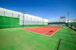 Tenis alebo squash v ubytovaní Espanhouse Marena bungalow alebo jeho okolí