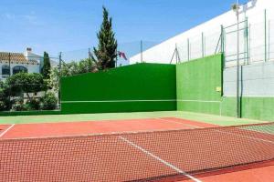 Tenis alebo squash v ubytovaní Espanhouse Marena bungalow alebo jeho okolí