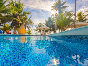uma piscina num resort com palmeiras em Quinta del Mar El Paraiso em Tolú