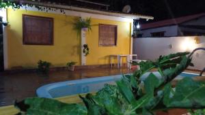 una casa con piscina bajo la lluvia en Chácara Monte das Oliveiras, en Marechal Floriano