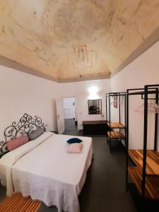佩魯賈的住宿－Casa dei Gigli，一间卧室设有两张床和天花板