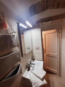 baño con lavabo blanco y puerta en Casa dei Gigli, en Perugia