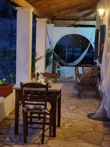 Patio alebo iná vonkajšia časť ubytovania Cozy Corfu Bungalow 5 minutes to Aqualand